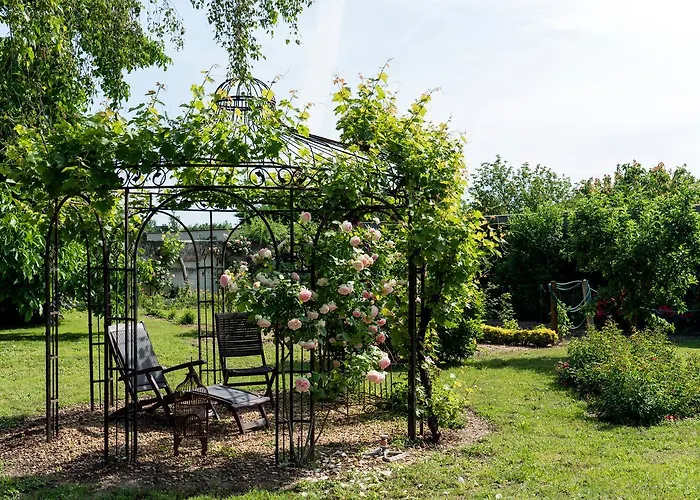 Chanelle Bed & Breakfast Les Rosiers